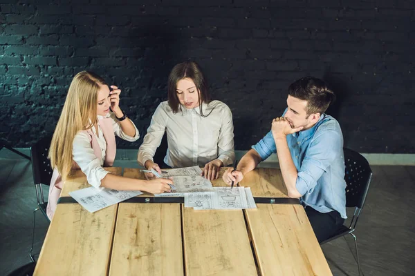 Young team of coworkers watching storyboard for shooting video in modern coworking office. Teamwork process. Horizontal,blurred background — Stock Photo, Image