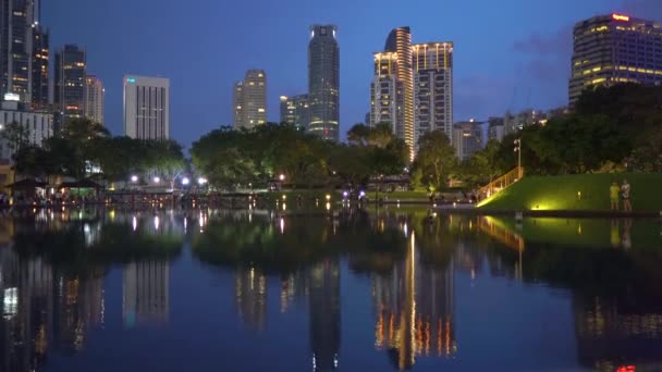 KUALA LUMPUR, MALAYSIA - NOVEMBER. 10: Nighttime view on a city centre of the Kuala Lumpur city. Artificial lake by the Petronas towers. — Stock Video