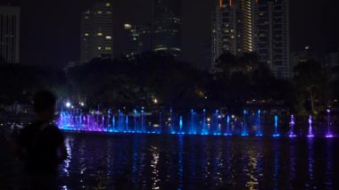 Süper slowmotion atış renkli bir müzikal dans çeşmeler