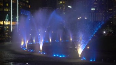 Kuala Lumpur, Malezya: 30 Ekim 2018-süper slowmotion atış renkli bir müzikal dans çeşmeler.