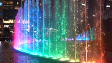 Kuala Lumpur, Malezya: 30 Ekim 2018-süper slowmotion atış renkli bir müzikal dans çeşmeler