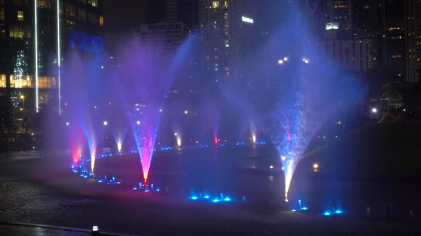 Kuala Lumpur, Malasia: 30 de octubre de 2018 - Super slow motion shot of a colorful musical dancing fountains — Vídeos de Stock