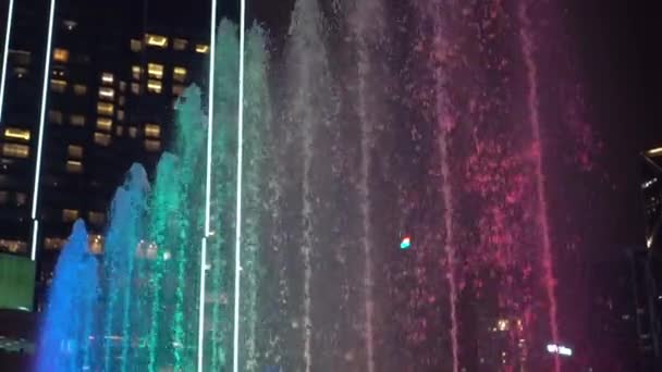 五颜六色的音乐舞蹈喷泉的时光流逝 — 图库视频影像