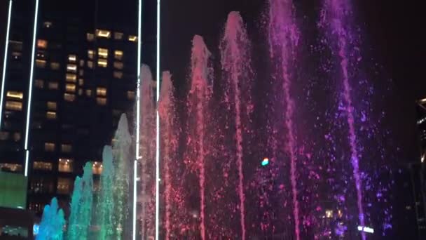 Super slowmotion shot van een kleurrijke muzikale dansende fonteinen — Stockvideo