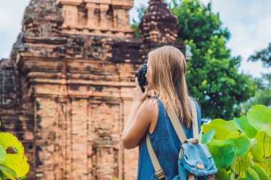 Vietnam kadın turist. Po Nagar Cham Tovers. Asya seyahat kavramı