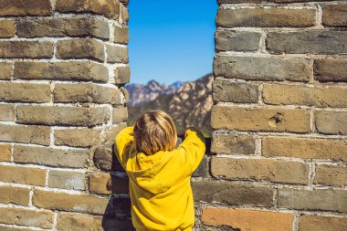 Çin Seddi, mutlu neşeli neşeli çocuk turist gülüyor ve Asya tatil gezisi sırasında dans gülümseyen seyahat eğleniyor. Çin hedef. Çin kavramında çocuklarla seyahat