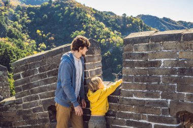 Mutlu neşeli neşeli turistler baba ve oğlu eğlenceli olan Çin Seddi, gülen ve Asya tatil gezisi sırasında dans gülümseyen seyahat. Çin hedef. Çin'deki çocuklu seyahat