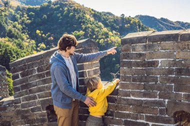 Mutlu neşeli neşeli turistler baba ve oğlu eğlenceli olan Çin Seddi, gülen ve Asya tatil gezisi sırasında dans gülümseyen seyahat. Çin hedef. Çin'deki çocuklu seyahat
