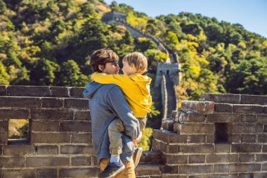 Mutlu neşeli neşeli turistler baba ve oğlu eğlenceli olan Çin Seddi, gülen ve Asya tatil gezisi sırasında dans gülümseyen seyahat. Çin hedef. Çin'deki çocuklu seyahat