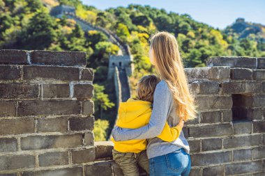 Mutlu neşeli neşeli turistler anne ve oğlu eğlenceli olan Çin Seddi, gülen ve Asya tatil gezisi sırasında dans gülümseyen seyahat. Çin hedef. Çin'deki çocuklu seyahat