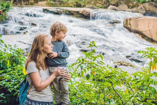 Mor och son på bakgrunden av vackra Camly vattenfall i Da Lat city — Stockfoto