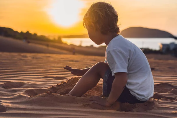 夜明け赤い砂漠の少年。子供たちのコンセプトと旅行 — ストック写真