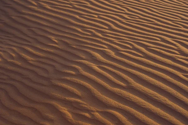 Песок с волнами в красной пустыне — стоковое фото