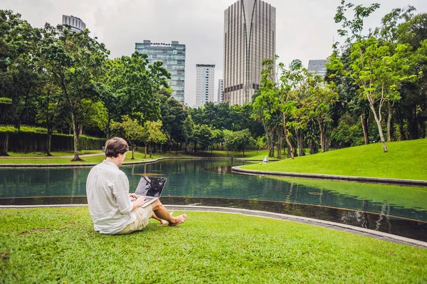 Mann Geschäftsmann Oder Student Freizeitkleidung Mit Laptop Einem Tropischen Park — Stockfoto