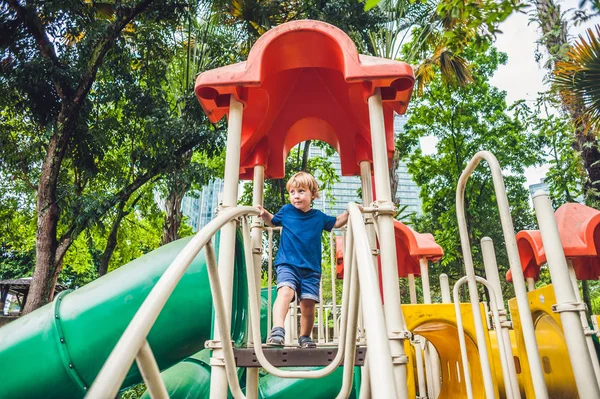 Renkli Çocuk Parkında Oynayan Küçük Mutlu Çocuk Sevimli Çocuk Dışarıda — Stok fotoğraf