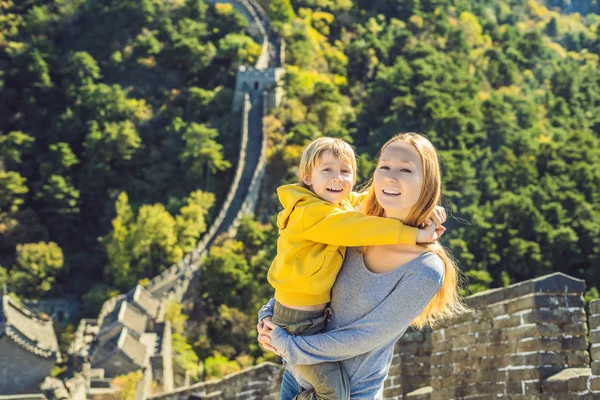 Счастливые веселые радостные туристы мама и сын у Великой Китайской стены весело путешествуют улыбаясь смеясь и танцуя во время отпуска в Азии. Китайский пункт назначения. Путешествие с детьми в Китай — стоковое фото