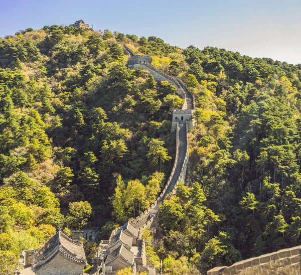 The Great Wall of China. Great Wall of China is a series of fortifications made of stone, brick — Stock Photo, Image
