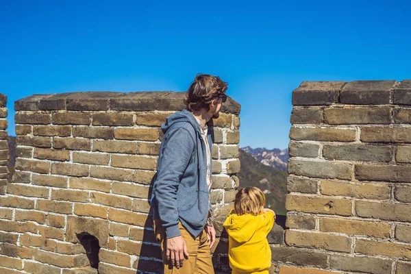 Happy cheerful joyful tourists dad and son at Great Wall of China having fun on travel smiling laughing and dancing during vacation trip in Asia. Chinese destination. Travel with children in China — Stock Photo, Image