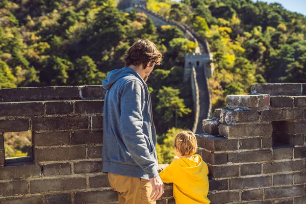 Happy cheerful joyful tourists dad and son at Great Wall of China having fun on travel smiling laughing and dancing during vacation trip in Asia. Chinese destination. Travel with children in China — Stock Photo, Image