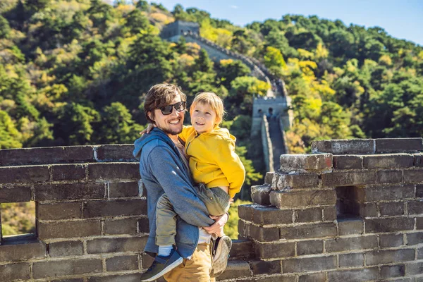 행복 한 명랑 즐거운 관광객 아버지와 아들에 게 중국의 만리 장성에 재미 웃 고 웃 고 춤 아시아에서 휴가 여행 동안 여행. 중국 대상입니다. 중국에서 아이 들과 함께 여행 — 스톡 사진
