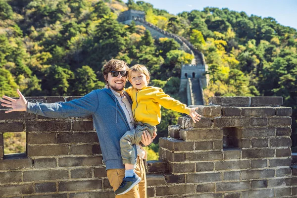Ευτυχισμένη χαρούμενη χαρούμενη τουρίστες μπαμπάς και γιος στο Σινικό Τείχος της Κίνας, έχοντας διασκέδαση στην ταξιδεύουν χαμογελώντας γελώντας και χορεύοντας διακοπές ταξίδι στην Ασία. Κινεζική προορισμού. Ταξίδια με παιδιά στην Κίνα — Φωτογραφία Αρχείου