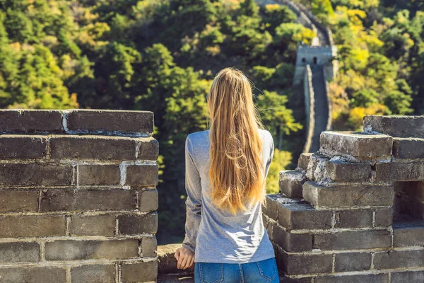 Gelukkig vrolijke vrolijke toeristische vrouw op grote muur van China plezier op reizen glimlachen, lachen en dansen tijdens de vakantiereis in Azië. Meisje bezoeken en attracties van Chinese bestemming — Stockfoto