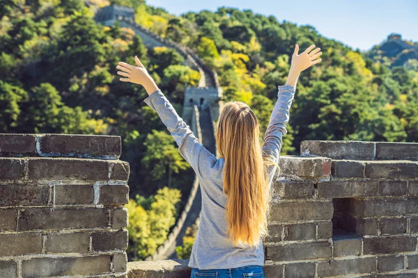 Feliz alegre turista alegre mulher na Grande Muralha da China se divertindo na viagem sorrindo rindo e dançando durante a viagem de férias na Ásia. Menina visitando e visitando destino chinês — Fotografia de Stock