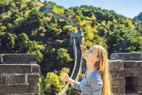 Joyeuse femme joyeuse et joyeuse touriste à la Grande Muraille de Chine s'amusant sur les voyages souriant et dansant pendant le voyage de vacances en Asie. Fille visite et visite de la destination chinoise — Photo