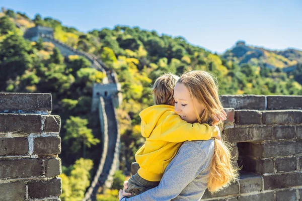 Šťastné veselé radostné turisté máma a syn na velkou čínskou zeď baví na cestování, usmívající se smát a tančit během dovolené výlet v Asii. Čínský cíl. Cestování s dětmi v Číně — Stock fotografie