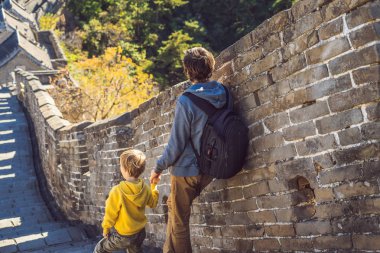 Mutlu neşeli neşeli turistler baba ve oğlu eğlenceli olan Çin Seddi, gülen ve Asya tatil gezisi sırasında dans gülümseyen seyahat. Çin hedef. Çin'deki çocuklu seyahat