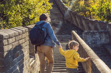 Mutlu neşeli neşeli turistler baba ve oğlu eğlenceli olan Çin Seddi, gülen ve Asya tatil gezisi sırasında dans gülümseyen seyahat. Çin hedef. Çin'deki çocuklu seyahat