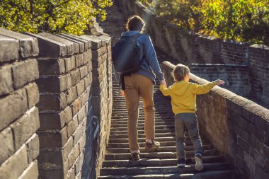 Mutlu neşeli neşeli turistler baba ve oğlu eğlenceli olan Çin Seddi, gülen ve Asya tatil gezisi sırasında dans gülümseyen seyahat. Çin hedef. Çin'deki çocuklu seyahat