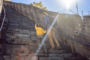 Mutlu neşeli neşeli turistler baba ve oğlu eğlenceli olan Çin Seddi, gülen ve Asya tatil gezisi sırasında dans gülümseyen seyahat. Çin hedef. Çin'deki çocuklu seyahat