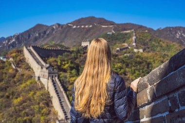 Mutlu neşeli neşeli turist kadın Çin seyahat gülüyor ve Asya tatil gezisi sırasında dans gülümseyen eğleniyor. Ziyaret ve Çin hedef gezi kız