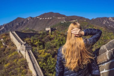 Mutlu neşeli neşeli turist kadın Çin seyahat gülüyor ve Asya tatil gezisi sırasında dans gülümseyen eğleniyor. Ziyaret ve Çin hedef gezi kız