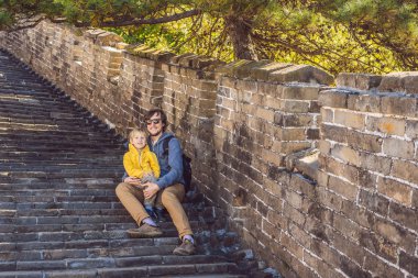 Mutlu neşeli neşeli turistler baba ve oğlu eğlenceli olan Çin Seddi, gülen ve Asya tatil gezisi sırasında dans gülümseyen seyahat. Çin hedef. Çin'deki çocuklu seyahat