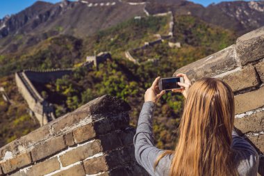 Mutlu neşeli neşeli turist kadın Çin seyahat gülüyor ve Asya tatil gezisi sırasında dans gülümseyen eğleniyor. Ziyaret ve Çin hedef gezi kız