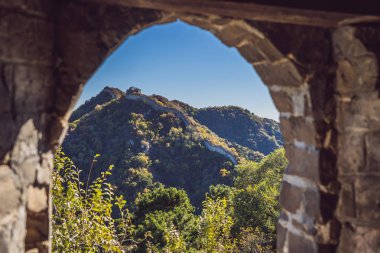 Çin Seddi. Çin Seddi, taştan, tuğladan yapılmış bir dizi tahkimattır.