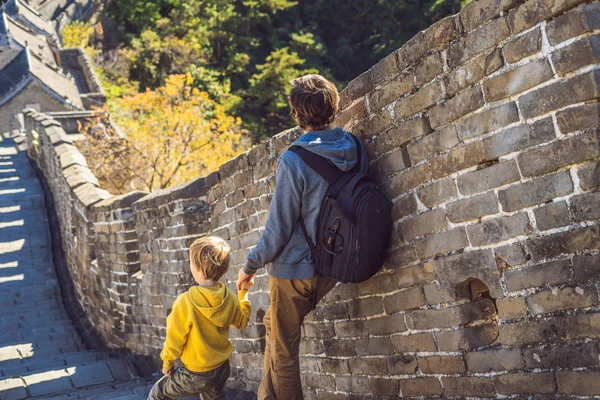 Mutlu neşeli neşeli turistler baba ve oğlu eğlenceli olan Çin Seddi, gülen ve Asya tatil gezisi sırasında dans gülümseyen seyahat. Çin hedef. Çin'deki çocuklu seyahat