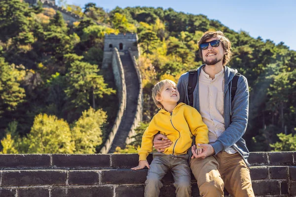 Felice allegro turisti gioiosi papà e figlio alla Grande Muraglia Cinese divertirsi in viaggio sorridente e ballare durante il viaggio di vacanza in Asia. Destinazione cinese. Viaggiare con bambini in Cina — Foto Stock