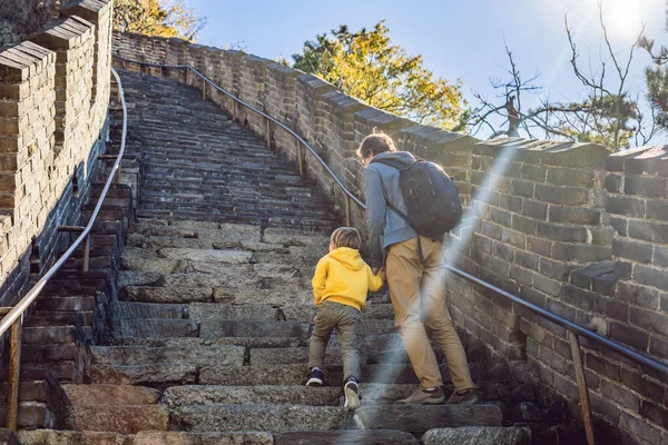 Feliz alegre alegre turistas pai e filho na Grande Muralha da China se divertindo na viagem sorrindo rindo e dançando durante a viagem de férias na Ásia. Destino chinês. Viajar com crianças na China — Fotografia de Stock