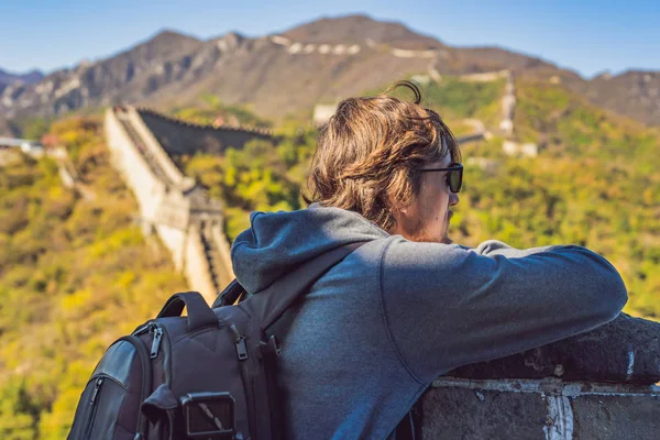 Mutlu neşeli neşeli turist adam Çin seyahat gülüyor ve Asya tatil gezisi sırasında dans gülümseyen eğleniyor. Ziyaret ve Çin hedef gezi dostum — Stok fotoğraf