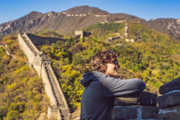 Happy cheerful joyful tourist man at Great Wall of China having fun on travel smiling laughing and dancing during vacation trip in Asia. Man visiting and sightseeing Chinese destination — Stock Photo, Image