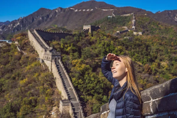 Fröhliche fröhliche freudige Touristin an großer Wand aus China, die Spaß auf Reisen hat, lächelnd lacht und tanzt während einer Urlaubsreise in Asien. Mädchen zu Besuch und Besichtigung chinesischer Destination — Stockfoto
