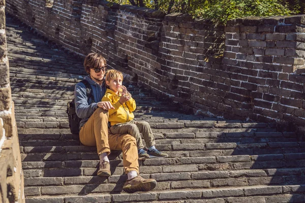 Šťastné veselé radostné turisté táta a syn na velkou čínskou zeď baví na cestování usmívající se smát a tančit během dovolené výlet v Asii. Čínský cíl. Cestování s dětmi v Číně — Stock fotografie