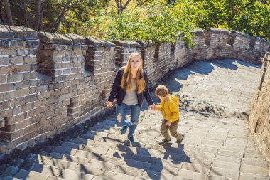 Mutlu neşeli neşeli turistler anne ve oğlu eğlenceli olan Çin Seddi, gülen ve Asya tatil gezisi sırasında dans gülümseyen seyahat. Çin hedef. Çin'deki çocuklu seyahat