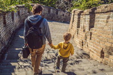 Mutlu neşeli neşeli turistler baba ve oğlu eğlenceli olan Çin Seddi, gülen ve Asya tatil gezisi sırasında dans gülümseyen seyahat. Çin hedef. Çin'deki çocuklu seyahat
