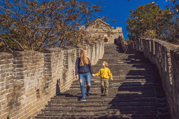 Heureux joyeux joyeux touristes maman et fils à la Grande Muraille de Chine s'amuser sur Voyage souriant rire et danser pendant le voyage de vacances en Asie. Destination chinoise. Voyager avec des enfants en Chine — Photo