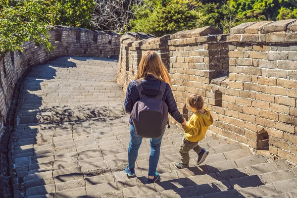 Feliz alegre alegre turistas mãe e filho na Grande Muralha da China se divertindo na viagem sorrindo rindo e dançando durante a viagem de férias na Ásia. Destino chinês. Viajar com crianças na China — Fotografia de Stock