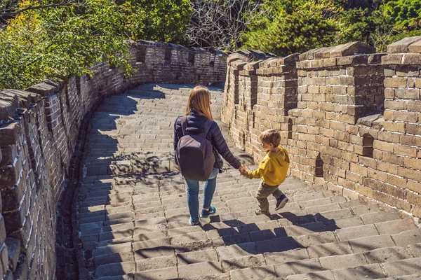 Feliz alegre alegre turistas mãe e filho na Grande Muralha da China se divertindo na viagem sorrindo rindo e dançando durante a viagem de férias na Ásia. Destino chinês. Viajar com crianças na China — Fotografia de Stock